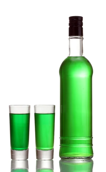 Бутылка и два стакана абсента изолированы на белом — стоковое фото