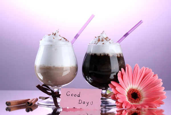 Okulary kawa koktajl i gerbera kwiat na fioletowym tle — Zdjęcie stockowe