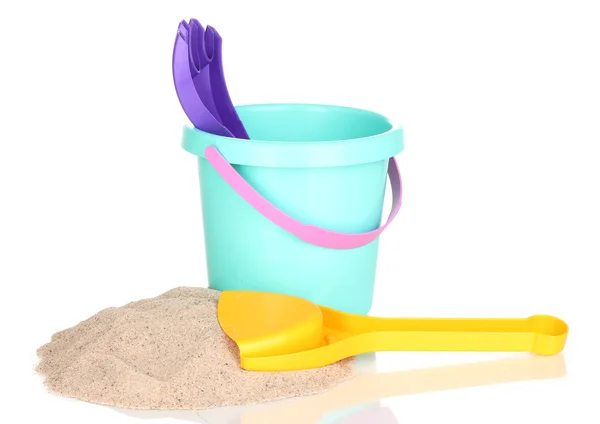 Дитячі пляжні іграшки та пісок ізольовані на білому — стокове фото