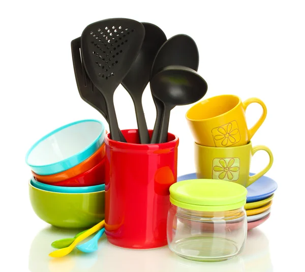 Tigelas vazias brilhantes, copos e utensílios de cozinha isolados em branco — Fotografia de Stock