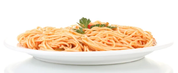 इतालवी स्पैगेटी सफेद पर अलग एक सफेद प्लेट में टमाटर सॉस के साथ पकाया — स्टॉक फ़ोटो, इमेज
