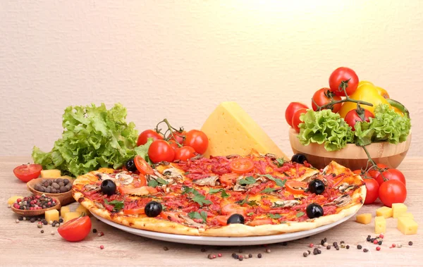Leckere Pizza und Gemüse auf Holztisch — Stockfoto