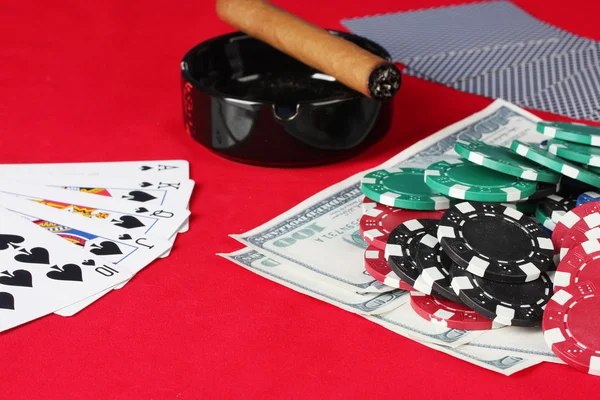 Ő piros póker asztal, a royal flöss kombinációja — Stock Fotó
