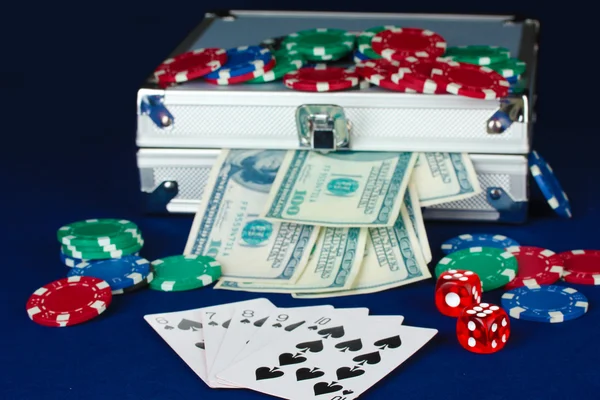 Βαλίτσα με δολάρια στο τραπέζι πόκερ μπλε — Φωτογραφία Αρχείου