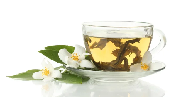 Чашка зеленого чаю з квітами жасмину ізольовані на білому — стокове фото