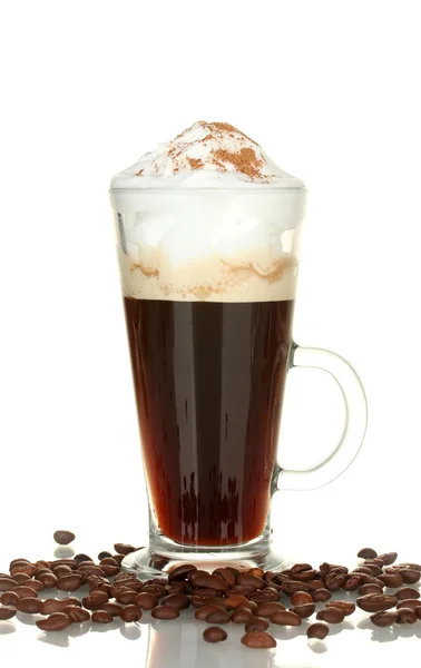 Verre de café cocktail avec grains de café sur fond blanc gros plan — Photo