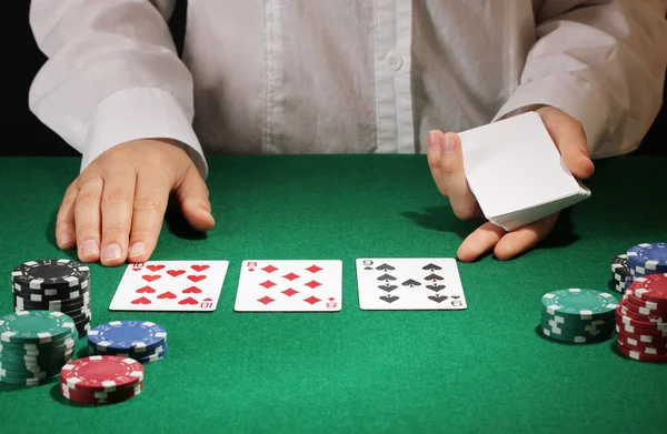 Yeşil masada Poker ayarı — Stok fotoğraf