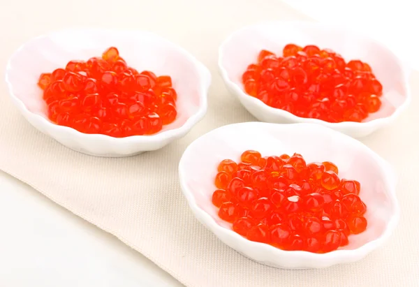 Caviar rojo en cuencos blancos aislados en blanco —  Fotos de Stock