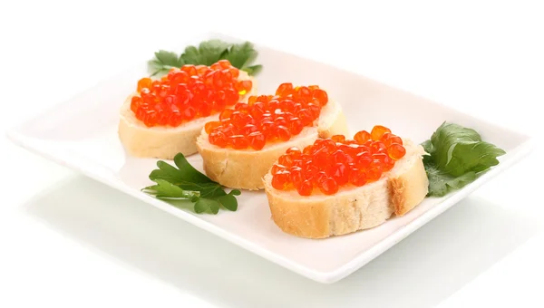 Красная икра на хлебе на белой тарелке изолированы на белом — стоковое фото