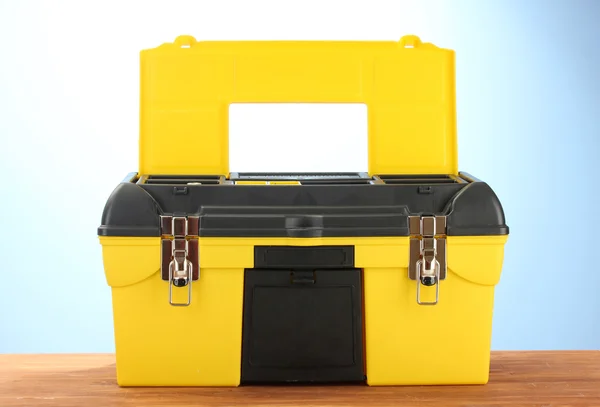 Otevřené žluté nástroj box na modrém pozadí detail — Stock fotografie