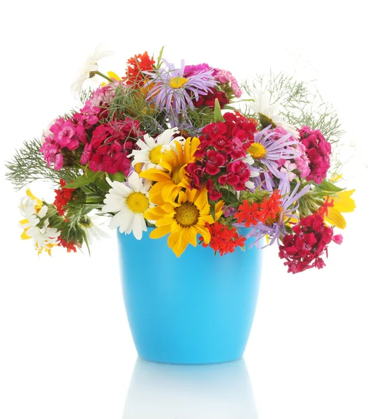 植木鉢、白で隔離されるで明るい野生の花の美しい花束 — ストック写真
