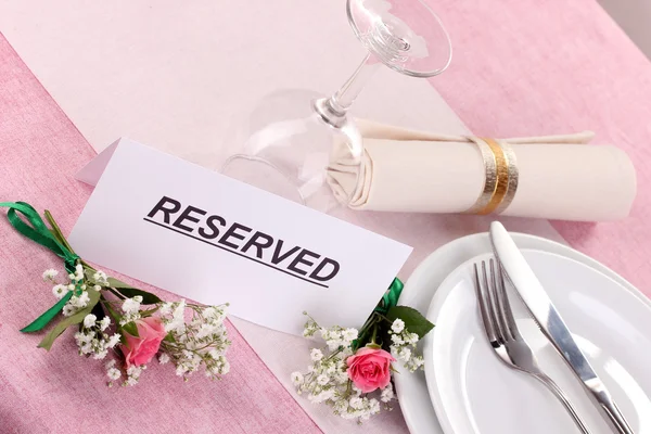 Mesa con tarjeta reservada en el restaurante — Foto de Stock