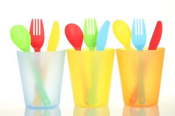 Яркие пластиковые одноразовые посуда изолированы на белом фоне — стоковое фото