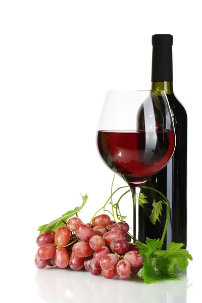Botella, copa de vino y uvas maduras aisladas sobre blanco —  Fotos de Stock
