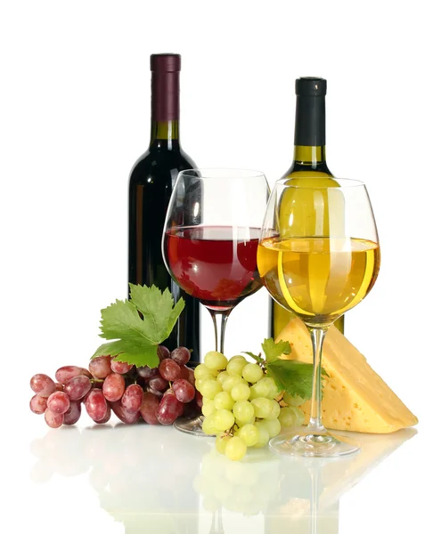 Flaschen und Gläser mit Wein, Käse und reifen Trauben isoliert auf weiß — Stockfoto