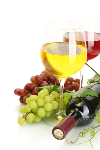 Láhev a skleničky vína a zralé hrozny izolovaných na bílém — Stock fotografie