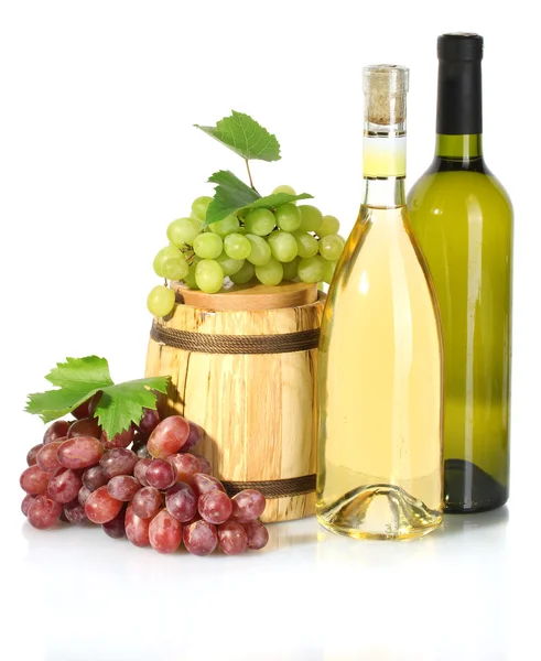 Vat en flessen wijn en rijpe druiven geïsoleerd op wit — Stockfoto