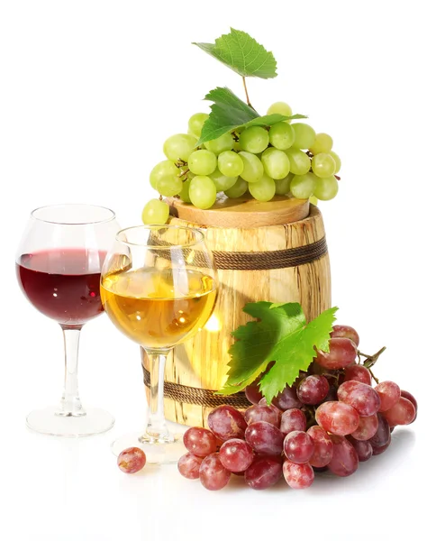 Barrel and glasses of wine and ripe grapes isolated on white — Stock Photo, Image