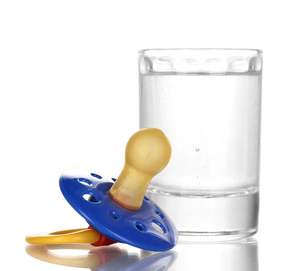 Bebek beyaz izole alkollü içecek ile kukla — Stok fotoğraf
