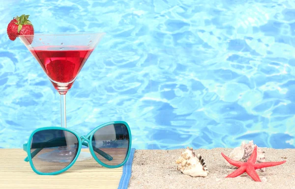 ファッショナブルな女性のサングラスとドリンクのビーチ組成 — ストック写真