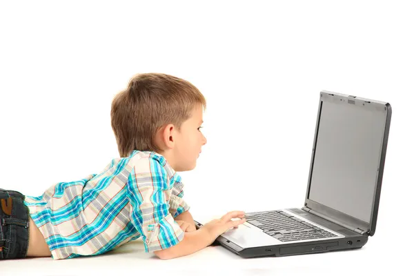 Drôle petit garçon avec ordinateur portable isolé sur blanc — Photo