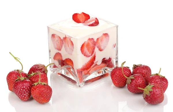 Ποτήρι ώριμες φράουλες με κρέμα που απομονώνονται σε λευκό — Φωτογραφία Αρχείου
