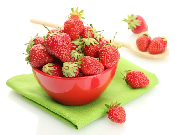 흰색 절연 그릇에 달콤한 익은 딸기 — 스톡 사진