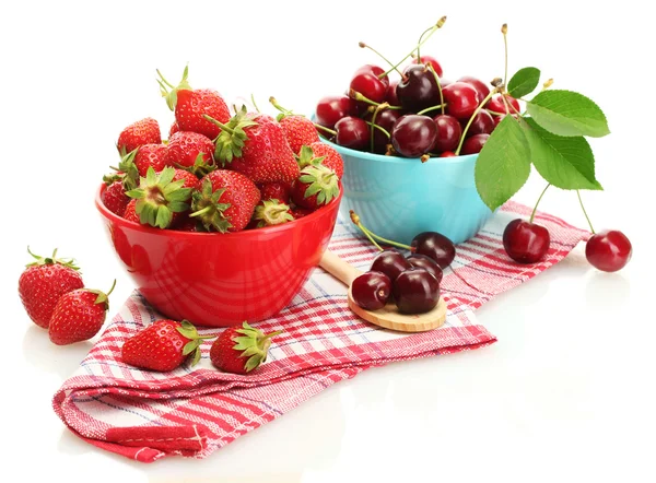 Zralé jahody a třešně jahody v miskách izolovaných na bílém — Stock fotografie