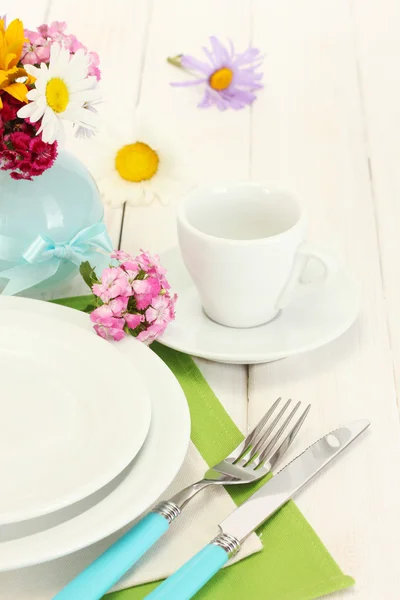 फुलांसह सुंदर सुट्टी टेबल सेटिंग — स्टॉक फोटो, इमेज