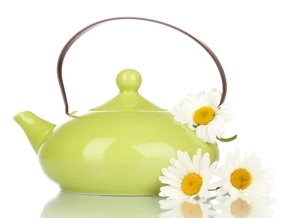 Çaydanlığın üzerine beyaz izole papatya çayı ile — Stok fotoğraf