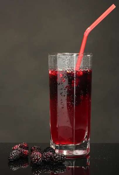Стакан освежающего сока шелковицы на черном фоне — стоковое фото