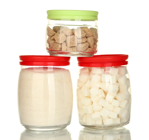 Pots avec morceaux de sucre de canne brun, sucre de cristal blanc et sucre en morceaux blanc isolés sur blanc — Photo