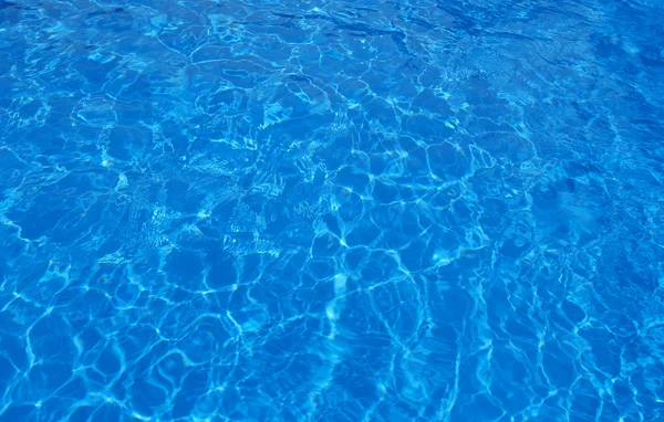 Hotelschwimmbecken mit sonnigen Reflexen — Stockfoto