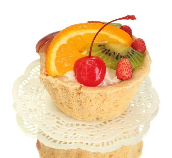 Słodkie ciasto z owocami na białym tle — Zdjęcie stockowe