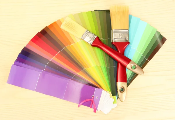 Pędzle i jasne palety kolorów na drewniane tła — Zdjęcie stockowe