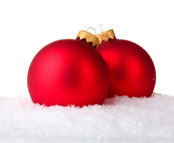 美丽红色圣诞球在孤立在白色的雪 — 图库照片