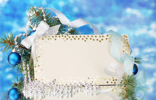 Blanko-Postkarte, Weihnachtskugeln und Tanne auf blauem Hintergrund — Stockfoto