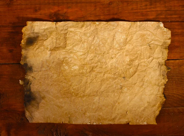 Старая бумага на деревянном столе — стоковое фото