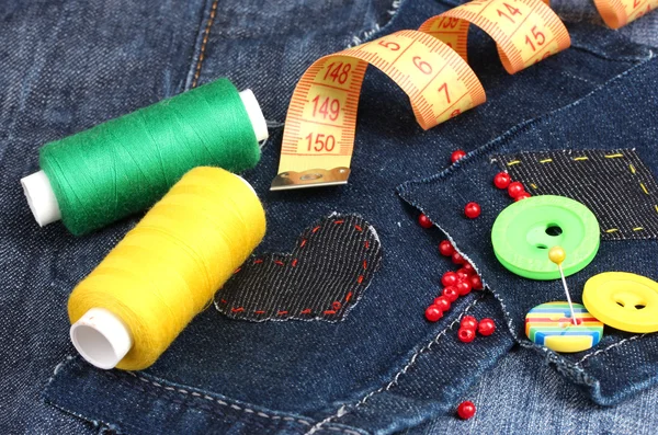 Patch em forma de coração em jeans com fios e botões close-up — Fotografia de Stock