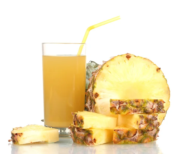 Suco de abacaxi e abacaxi isolado em branco — Fotografia de Stock