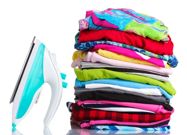 Pilha de roupas coloridas e ferro elétrico isolado em branco — Fotografia de Stock