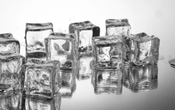 Smeltende ijsblokjes op grijze achtergrond — Stockfoto