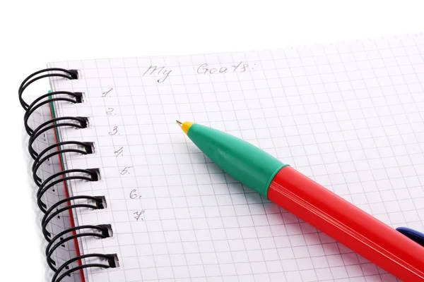 Список целей и ручка изолированы на белом — стоковое фото