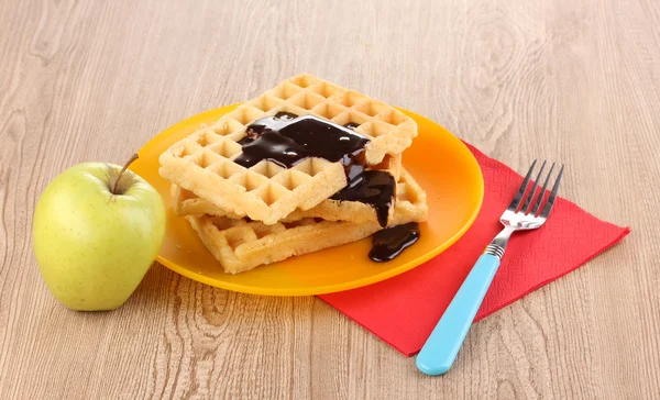 초콜릿 나무 배경에 접시에 맛 있는 와플 — 스톡 사진