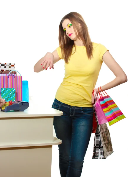 Mooie jonge vrouw met boodschappentassen geïsoleerd op wit — Stockfoto