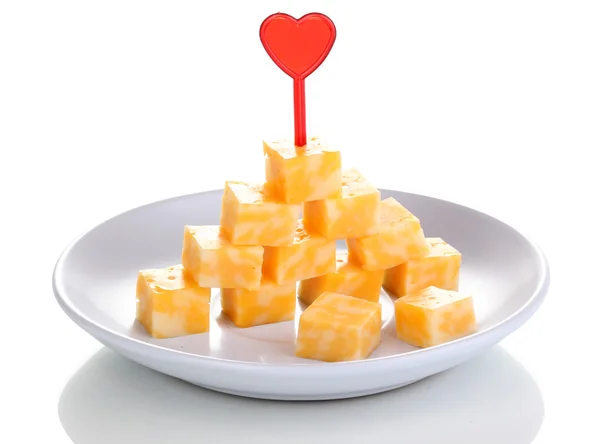 Pirâmide de queijo na placa isolada em branco — Fotografia de Stock