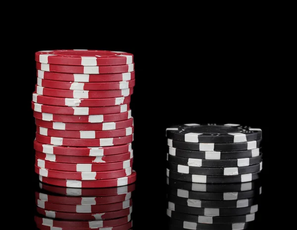 Siyah üzerine izole casino fişi — Stok fotoğraf