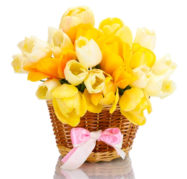 Mooie tulpen in mand geïsoleerd op wit — Stockfoto