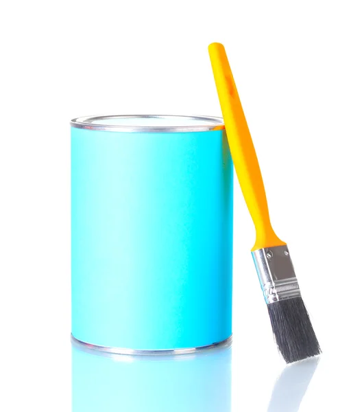 白のクローズ アップで分離された絵筆と塗料の缶 — ストック写真