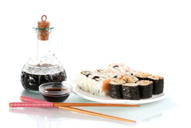lezzetli beyaz tabakta yemek çubukları ve üzerinde beyaz izole soya sosu ile servis rulo